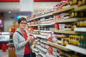 mujer en supermercado foto