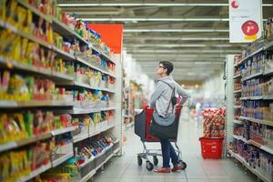 mujer en supermercado foto