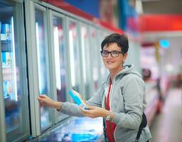 mujer en supermercado foto