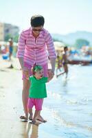 mamá y bebé en la playa se divierten foto