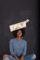 negro mujer lanzamiento dinero foto