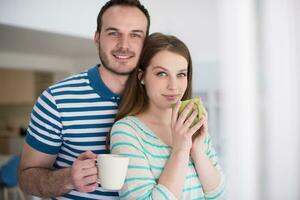 pareja joven y guapa disfrutando del café de la mañana foto