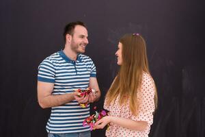 Pareja soplo papel picado en el aire aislado terminado gris foto