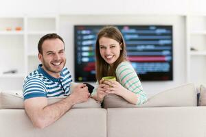 pareja joven y guapa disfrutando del café de la mañana foto