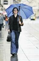 mujer en la calle con paraguas foto