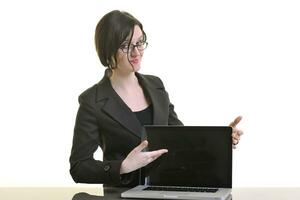 mujer de negocios que trabaja en la computadora portátil aislada en blanco foto