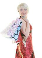 mujeres adultas jóvenes felices comprando con bolsas de colores foto