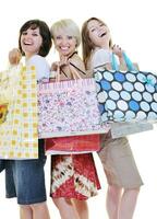 mujeres adultas jóvenes felices comprando con bolsas de colores foto