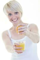 mujer joven exprimir jugo de naranja foto