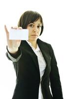 mujer de negocios joven que muestra la tarjeta de visita vacía foto