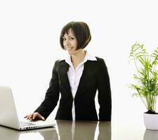 mujer de negocios trabajando en la computadora portátil foto