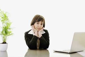 mujer de negocios trabajando en la computadora portátil foto