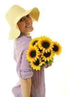 mujer con girasol aislado en blanco foto