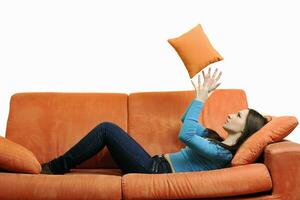contento mujer relajarse en naranja sofá foto
