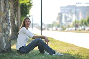 mujer joven divertirse en la calle foto