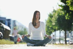 yoga a soleado calle foto