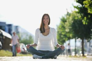 yoga a soleado calle foto