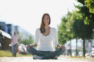 yoga a soleado calle foto