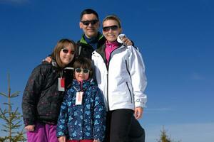 retrato de familia joven feliz en invierno foto