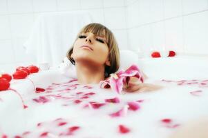 mujer baño flor foto