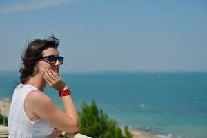 mujer feliz al aire libre foto