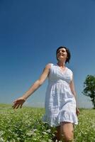 joven mujer feliz en campo verde foto