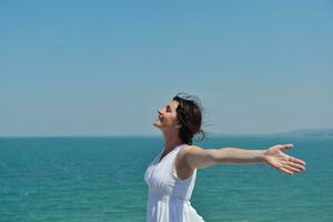 mujer feliz al aire libre foto