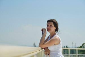 mujer feliz al aire libre foto