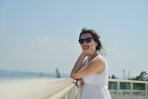 mujer feliz al aire libre foto