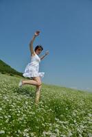 joven mujer feliz en campo verde foto