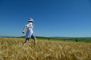 mujer joven en campo de trigo en verano foto