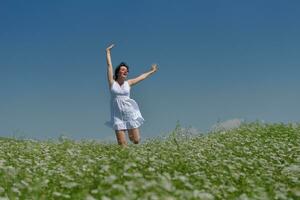 joven mujer feliz en campo verde foto