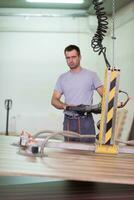 trabajador en una fabrica de muebles de madera foto