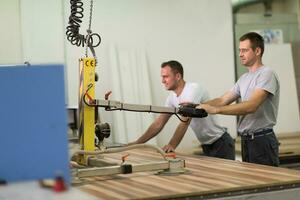 trabajadores en una fabrica de muebles de madera foto