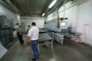 trabajadores en una fabrica de muebles de madera foto