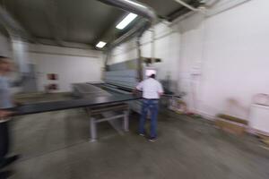 trabajadores en una fabrica de muebles de madera foto