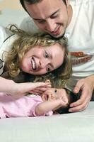 retrato interior con familia joven feliz y pequeño bebé lindo foto