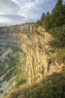 famoso acantilado creux du camioneta a Neuchâtel, Suiza foto