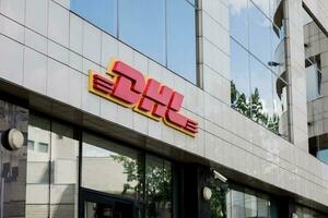 minsk, bielorrusia, agosto 2023 - dhl logo en oficina edificio foto