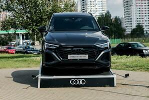 minsk, bielorrusia, agosto 2023 - audi q8 e-tron deportivo foto