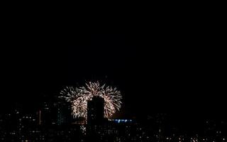 noche paisaje con fuegos artificiales foto