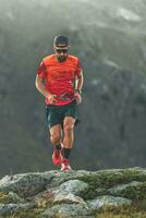 un hombre trenes por corriendo en el montañas foto