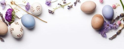 vistoso Pascua de Resurrección huevos en nido con flores en brillante mármol blanco mesa. ai generado foto