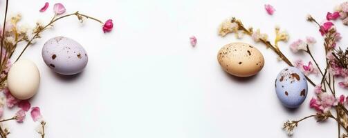 vistoso Pascua de Resurrección huevos en nido con flores en brillante mármol blanco mesa. ai generado foto