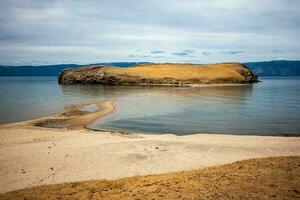 arena escupir Guías a el isla en lago Baikal. foto