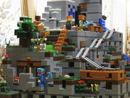 grande Lego constructor en el estilo de Minecraft, jugadores aventuras foto