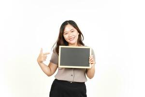 mostrando, presentando y sosteniendo una pizarra en blanco de una hermosa mujer asiática aislada en blanco foto