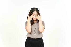 cubriendo el ojo usando la mano de una hermosa mujer asiática aislada de fondo blanco foto