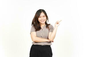 demostración producto y señalando blanco lado utilizando dedo índice de hermosa asiático mujer aislado en blanco foto