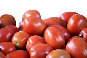 Tomates en el mercado en un blanco antecedentes foto